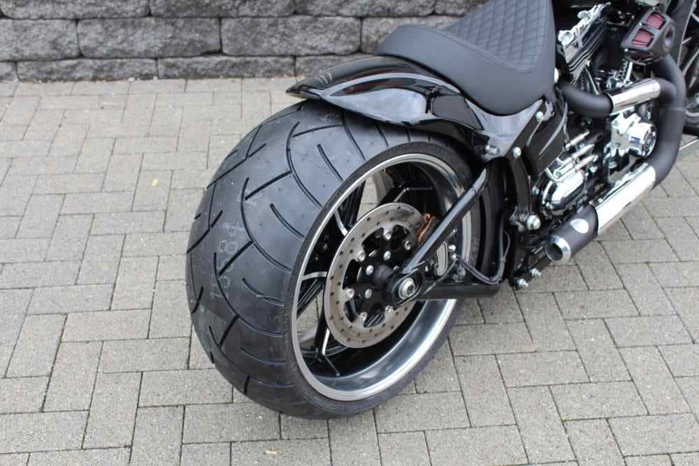 Breakout “John Player” – Softail