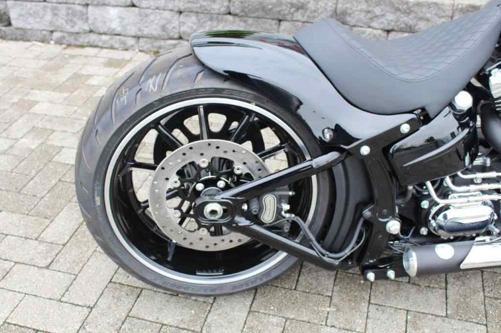 Breakout “John Player” – Softail
