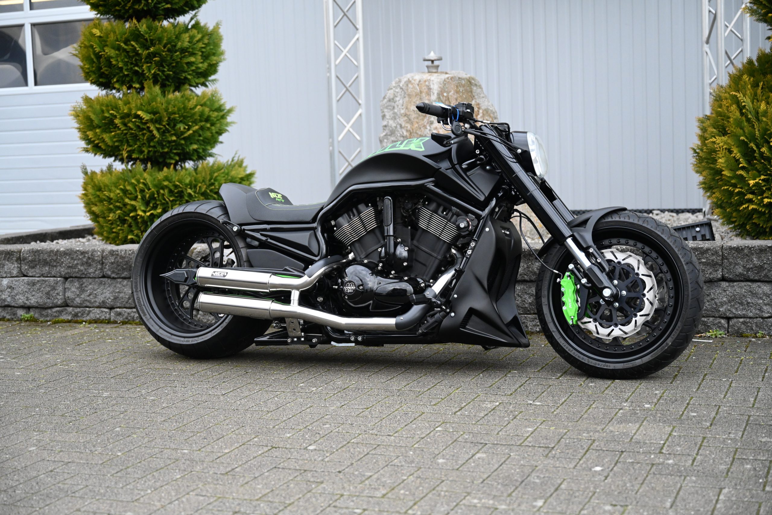 VR-5102-2    Auspuffanlage V-Rod "Low Exit" Edelstahl poliert