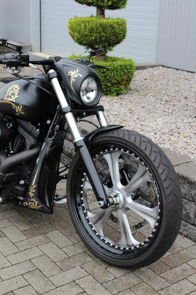 Breakout “John Player” – Softail