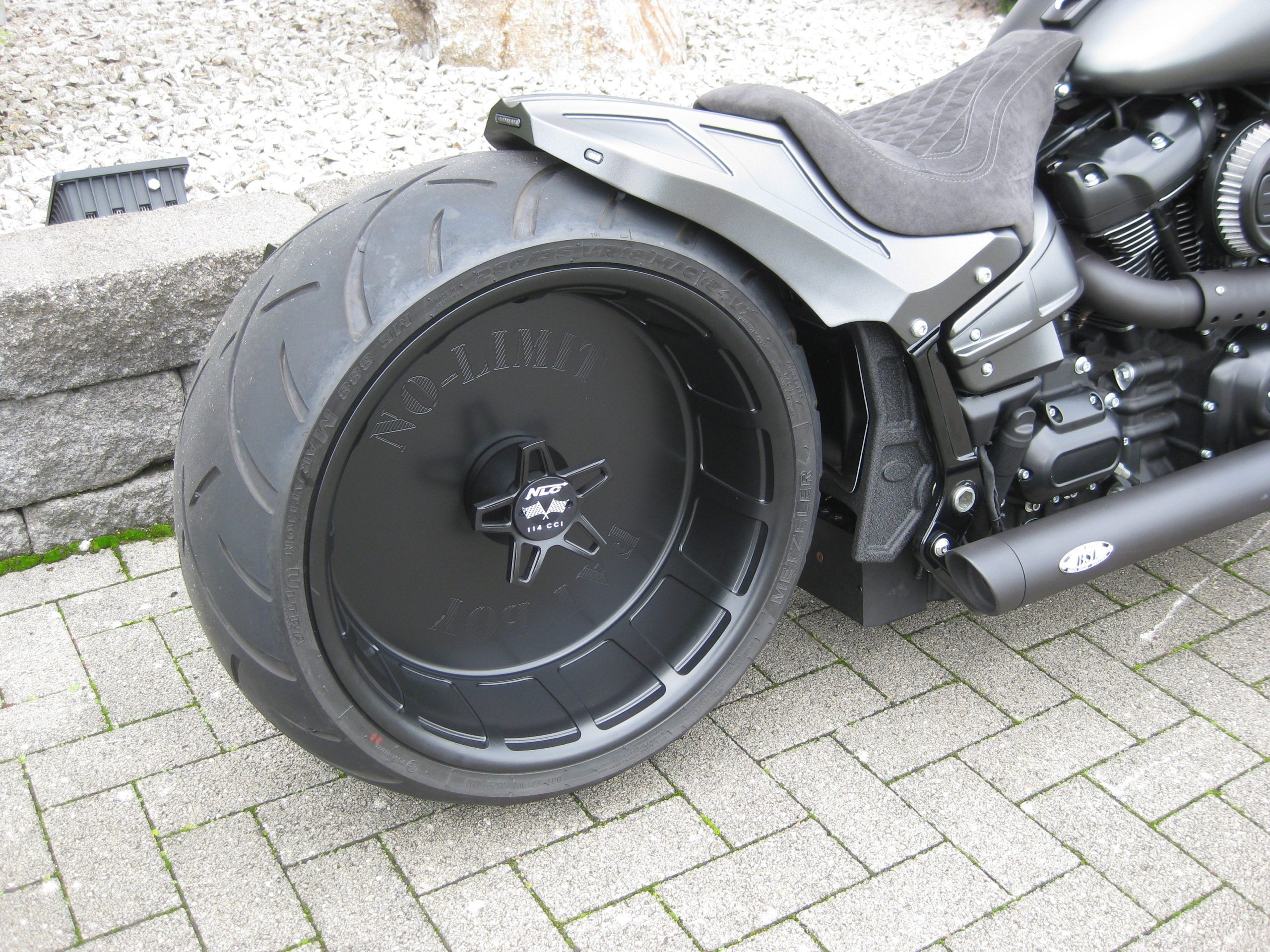 ST-3014   3D-Einarm Schwingen-Kit 18 Zoll für Softail M8