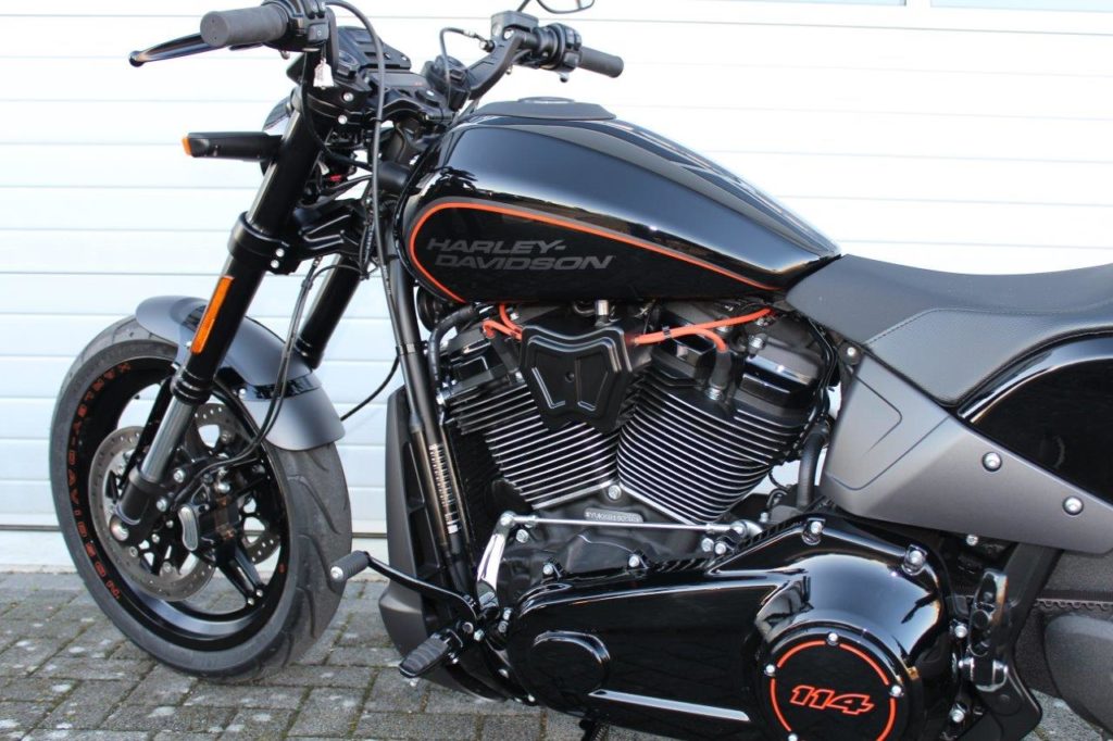 ST-41003        3D Zündspulenabdeckung Softail alle 2018 milwaukee eight Modelle / schwarz contrast-cut