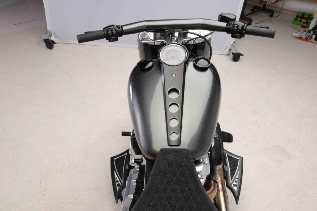 ST-40823      3D-Aluminium Dash für Fatboy 2018 milwaukee eight / schwarz contrast-cut